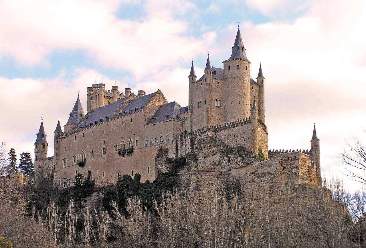 防御的城堡苹果版:两地环境的不同，建筑也各不相同，欧洲城堡和我国堡寨有何区别？
